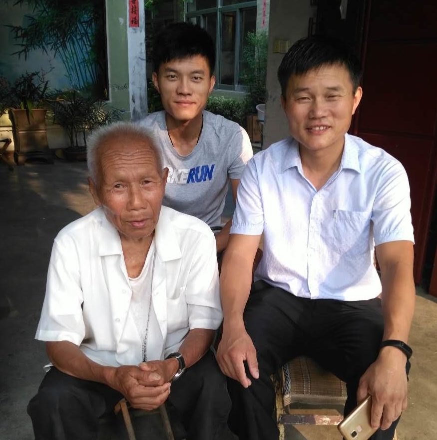 1秦奇和父亲、儿子在家中合影.jpg