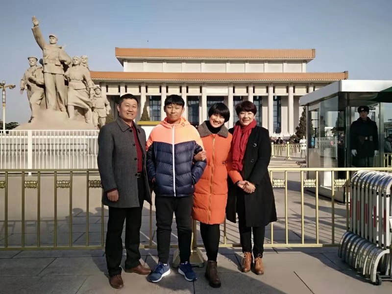 一家人在北京“毛主席纪念馆”合影.jpg