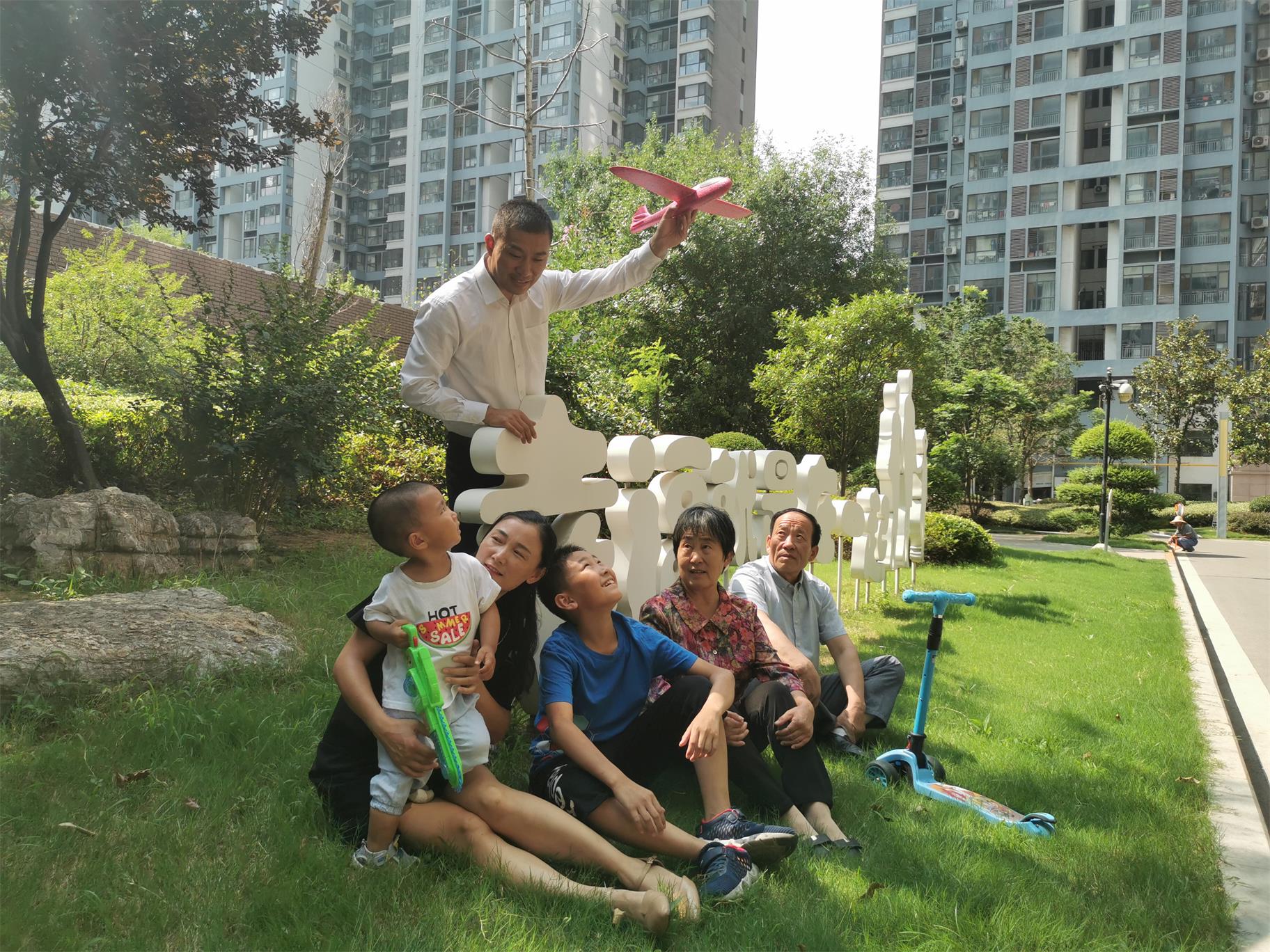 李继彬家庭:幸福就是在一起,一家人在广场散步、外出郊游,用心呵护孩子,用爱陪伴老师。.jpg