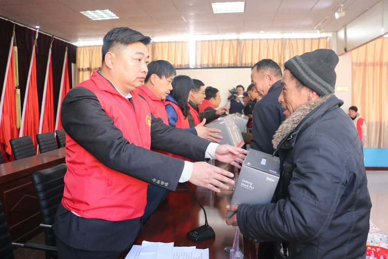 王海军在级索社区开展关爱贫困家庭活动.jpg