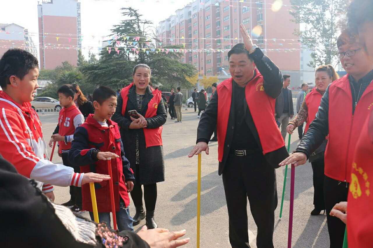 到市聋哑学校陪聋哑儿童过六一.jpg