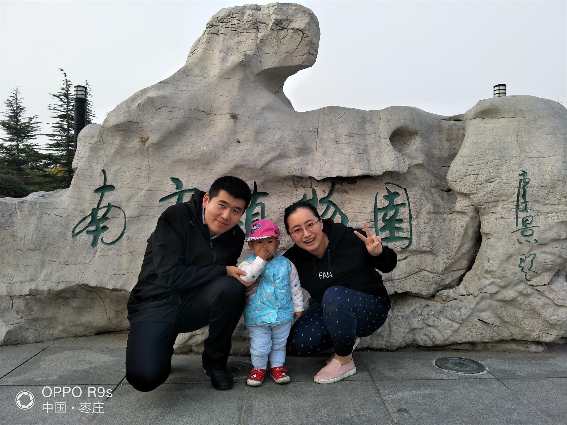 一起长大(互敬互爱是家庭和睦的基础,也是家庭幸福的源泉,无论出差还是借调,妻子总会给予他最大的理解和支持,两人相互体谅,宽容谦让,形成了互相尊重,理解关爱的家风).jpg