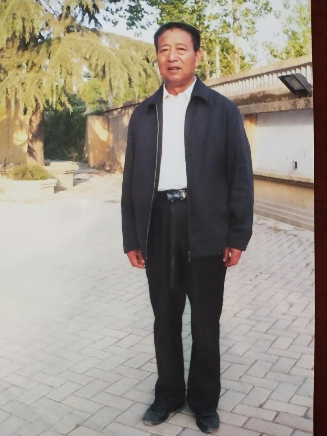 1王玉明在化工原料厂照片.jpg