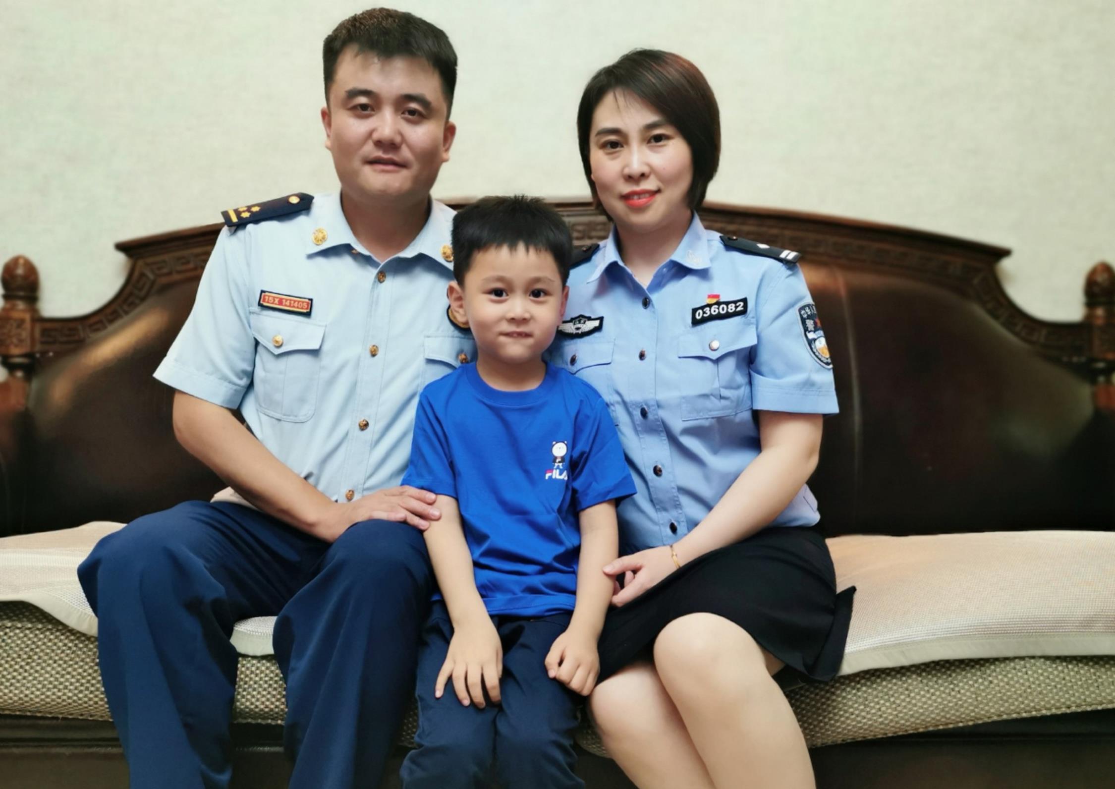 消防员爸爸、警察妈妈和我(孩子受爸爸、妈妈影响,玩具大部分是消防车和警车。孩子对父母职业的认可,为日常生活带来了快乐,也为日常工作增添了动力).jpg