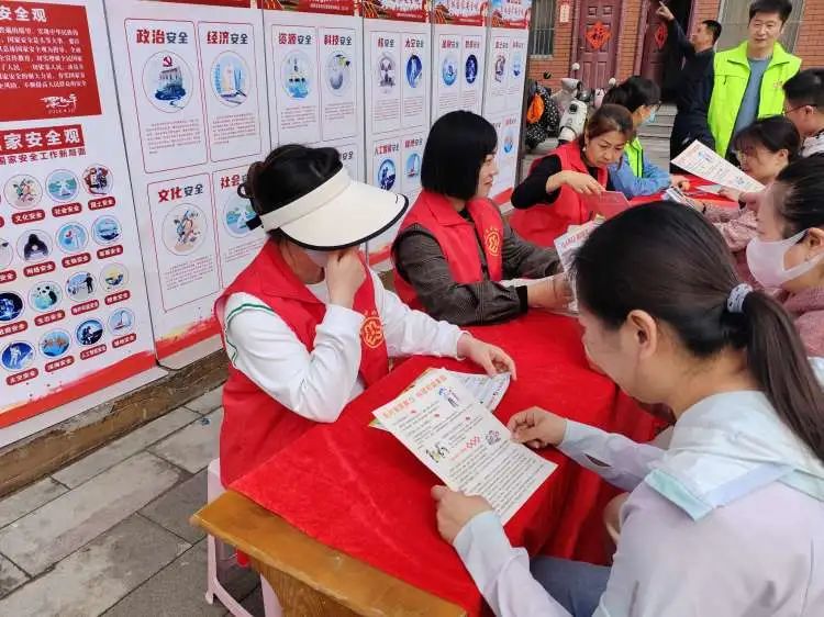 简篇-安全教育进家庭/龙山路街道开展全民国家安全教育日宣传活动