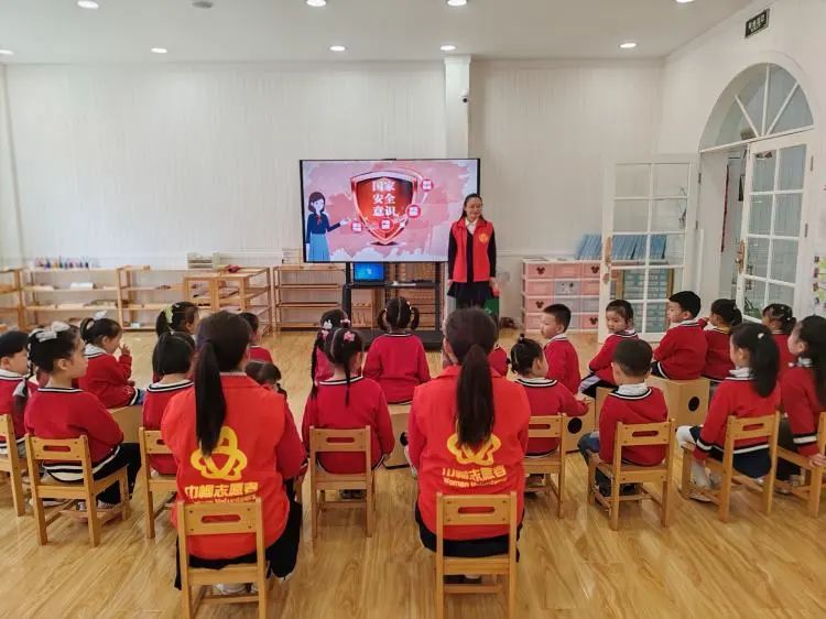 简篇-安全教育进家庭/龙山路街道开展全民国家安全教育日宣传活动
