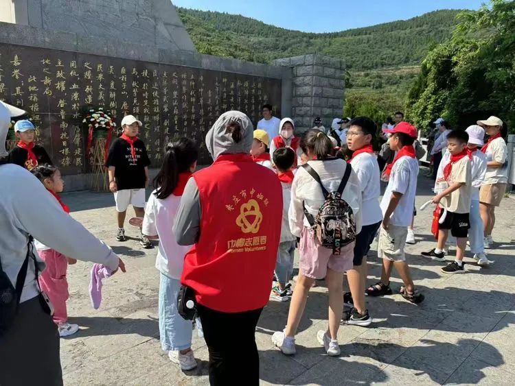 简篇-暑期关爱服务——龙山路街道组织少年儿童参观红色革命遗址