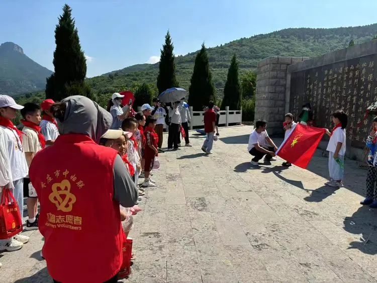 简篇-暑期关爱服务——龙山路街道组织少年儿童参观红色革命遗址